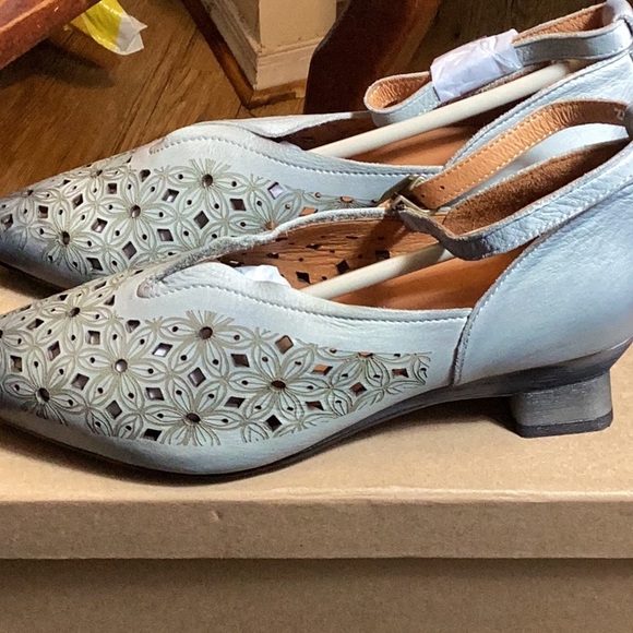 HZM - Washed Gray Eyelet-Detail Leather Pointed-Toe Pump - size 35 (5.5) - new - Picture 6 of 9